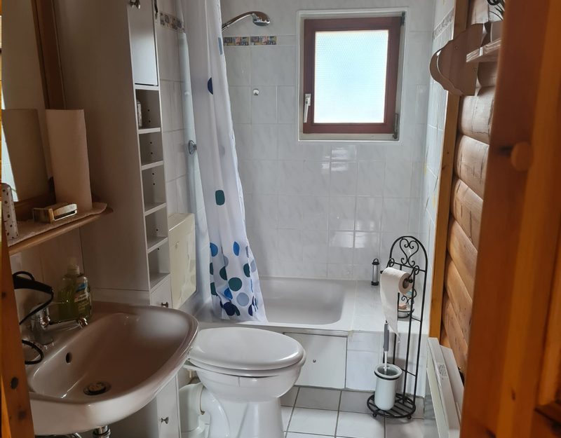 Kleines Bad mit Dusche